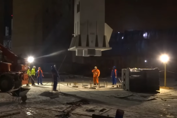 Montaż pierwszego słupa konstrukcji nośnej kotła bloku nr 6