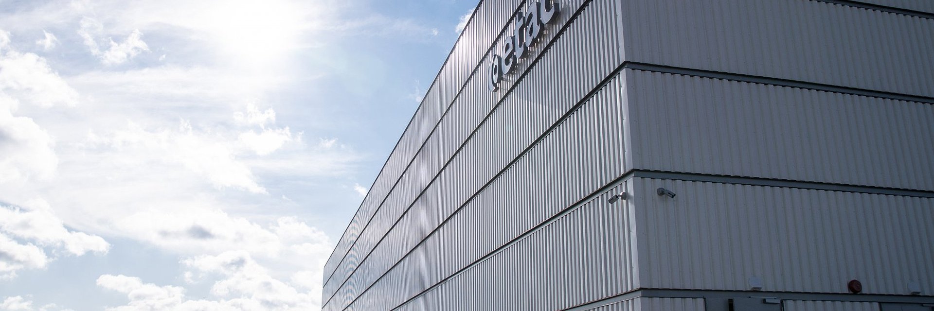 Obejmuje realizacje wielkokubaturowych obiektów przemysłowych: hal produkcyjnych i magazynowych oraz instalacji technologicznych i konstrukcji stalowych dla przemysłu ciężkiego.