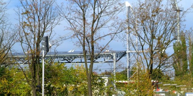 Przykrycie trybuny zachodniej z galerią dla gości specjalnych oraz budynku biurowo-socjalnego w kompleksie stadionu KS Polonia w Warszawie