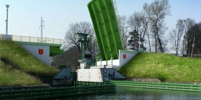 Budowa mostu zwodzonego nad śluzą w Przegalinie