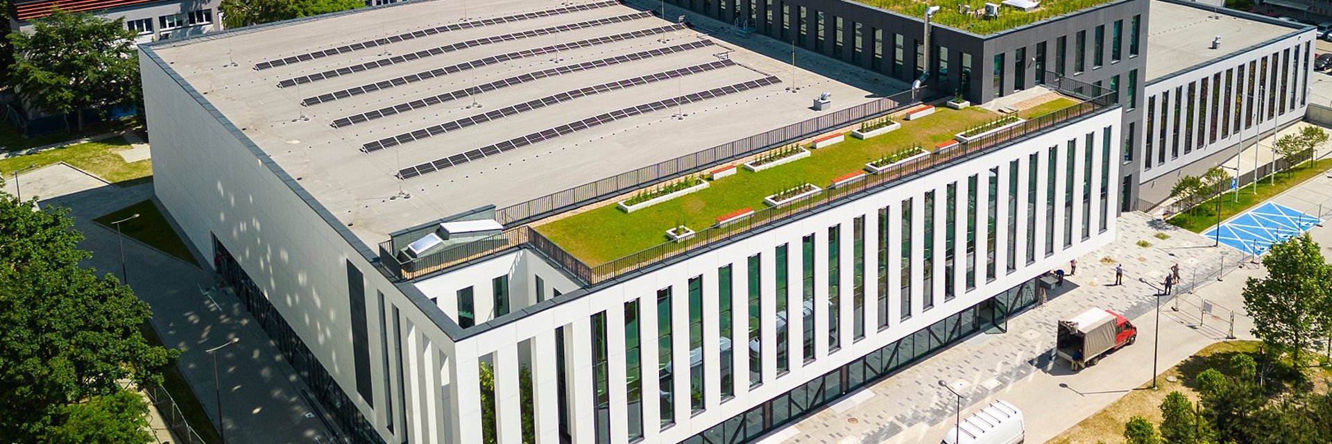 General construction encompasses all tasks in the area of commercial construction: residential buildings and housing developments, office facilities and public buildings, as well as production halls and warehouses.