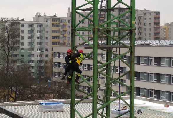 Dobre praktyki BHP: ewakuacja z kabiny żurawia