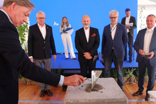 Od lewej: Roger Andersson (Dyrektor Generalny Vastint), Jacek Jaśkowiak (Prezydent Poznania), Rafał Przybył (Regional Manager Vastint), Szymon Wojciechowski (Prezes Zarządu APA Wojciechowski Architekci), Jacek Szymanek (Członek Zarządu Mostostal Warszawa)