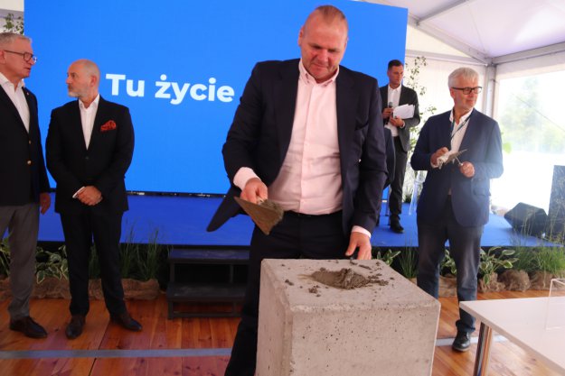 Na pierwszym planie Marcin Sierpowski (Dyrektor Obszaru Zachodniego Mostostal Warszawa)