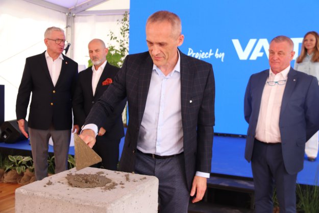 Na pierwszym planie Zbigniew Przybyłowicz (Dyrektor Handlowy Obszaru Zachodniego Mostostal Warszawa)