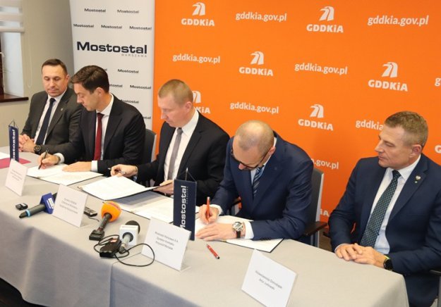 Sławomir Barczak, Dyrektor Obszaru Infrastruktury MW (drugi od lewej) i Krzysztof Michalak, Kierownik Kontraktu w MW (drugi od prawej) podczas podpisywania umowy na realizację kontraktu S8 Niemcza-Ząbkowice Śląskie.
