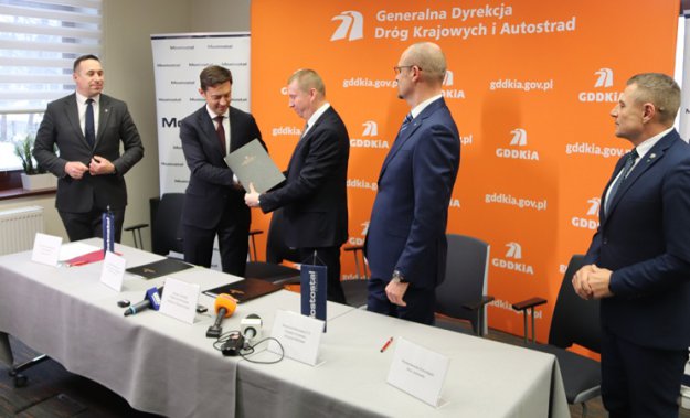 Sławomir Barczak, Dyrektor Obszaru Infrastruktury MW (drugi od lewej) i Krzysztof Michalak, Kierownik Kontraktu w MW (drugi od prawej) podczas podpisywania umowy na realizację kontraktu S8 Niemcza-Ząbkowice Śląskie.