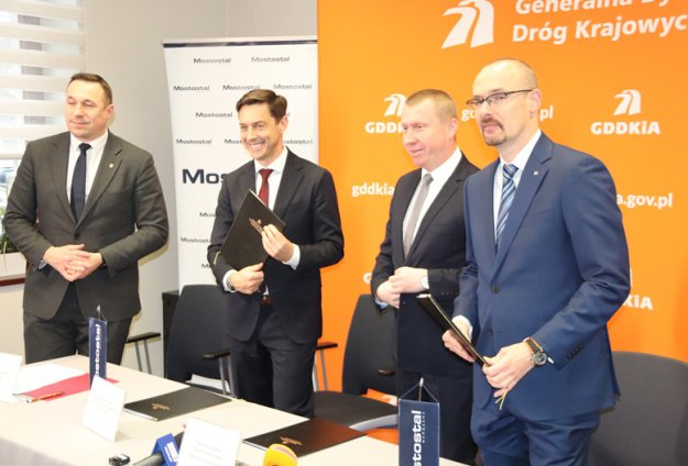 Sławomir Barczak, Dyrektor Obszaru Infrastruktury MW (drugi od lewej) i Krzysztof Michalak, Kierownik Kontraktu w MW (pierwszy z prawej) podczas podpisywania umowy na realizację kontraktu S8 Niemcza-Ząbkowice Śląskie.