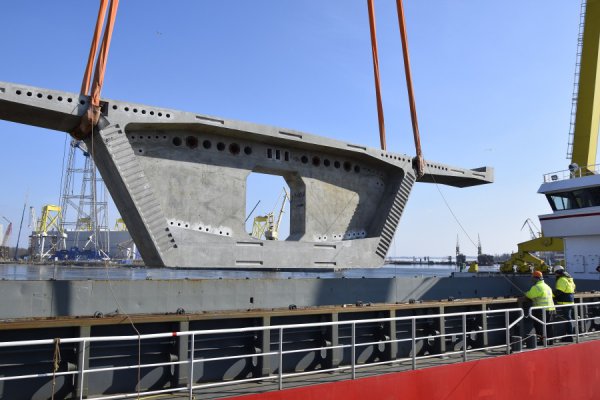 Mostostal Warszawa wysyła pierwsze części mostu do Danii