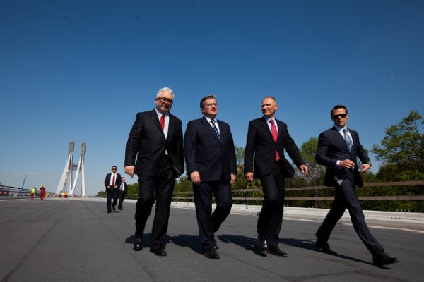 Prezydent Komorowski na budowie mostu