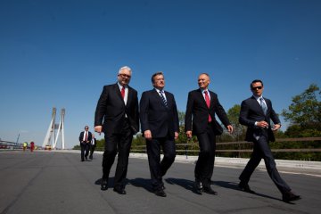 Prezydent Komorowski na budowie mostu 