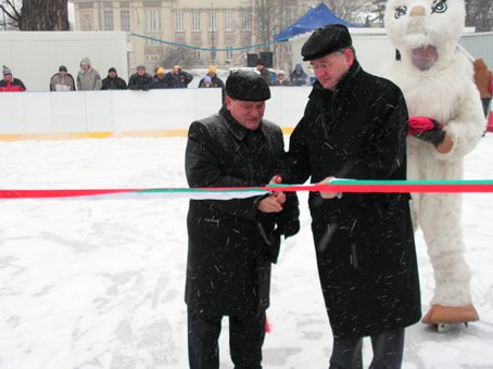 Uroczyste otwarcie przenośnego lodowiska w Lublinie