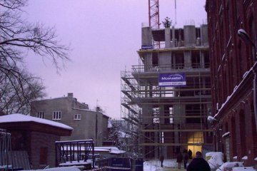Wiecha na budynku filmówki 