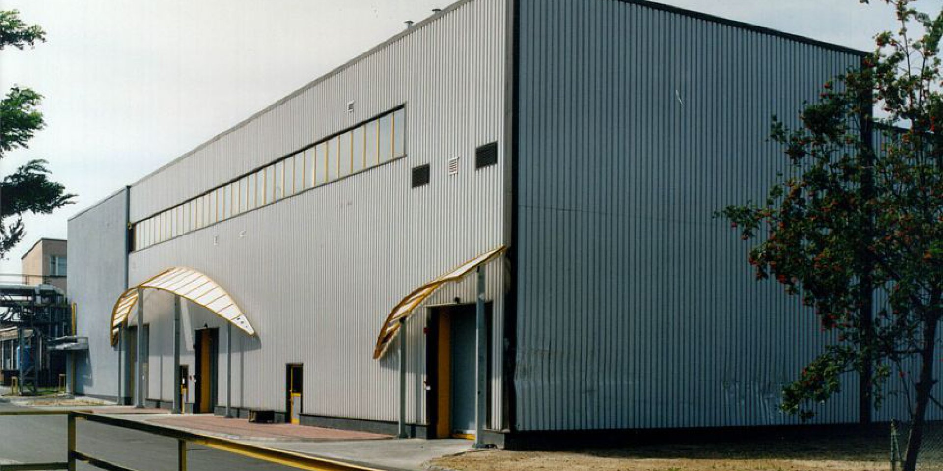Production hall of tyre plant with business centre for TC Dębica (Grupa Goodyear)