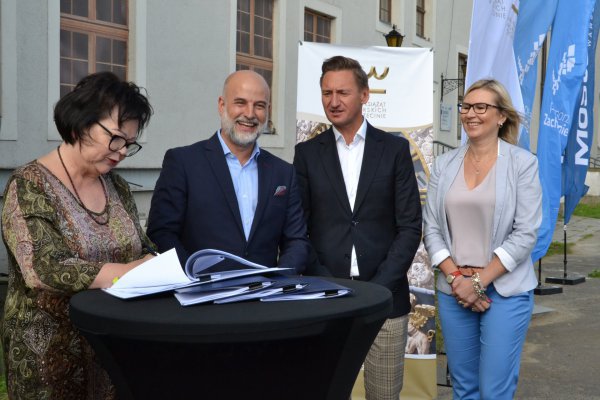 In the photo: the moment of signing the contract. From the left: Barbara Igielska, Jorge Calabuig Ferre, Olgierd Geblewicz, Anna Bańkowska. Photo ZKP.