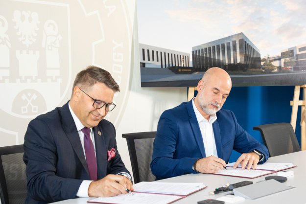 Rector of Poznań University of Technology and Vice President of the Board of Mostostal Warszawa are signing the contract, photo Poznań University of Technology. 