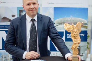 Mostostal Warszawa with the golden statuette of Builder of Polish Sports