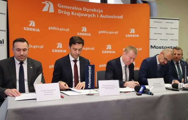Sławomir Barczak, Director of the Infrastructure Division at MW (second from the left), and Krzysztof Michalak, Contract Manager at MW (second from the right), during the signing of the contract for the implementation of the S8 Niemcza–Ząbkowice Śląskie.