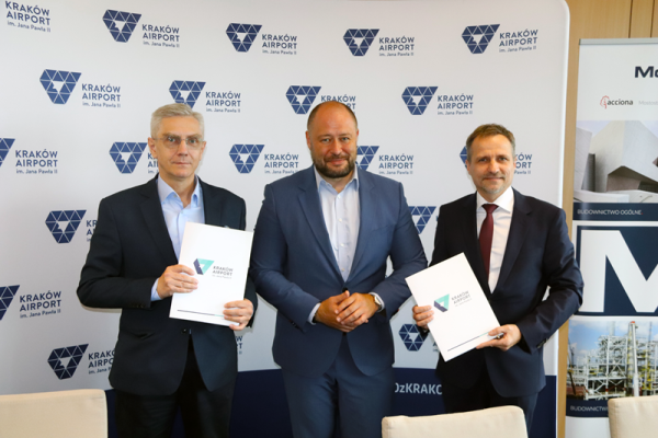 From the left: Janusz Kardasiński, Member of the Management Board of Kraków Airport; Łukasz Strutyński, President of the Management Board of Kraków Airport; and Artur Sikora, Contract Group Director at Mostostal Warszawa