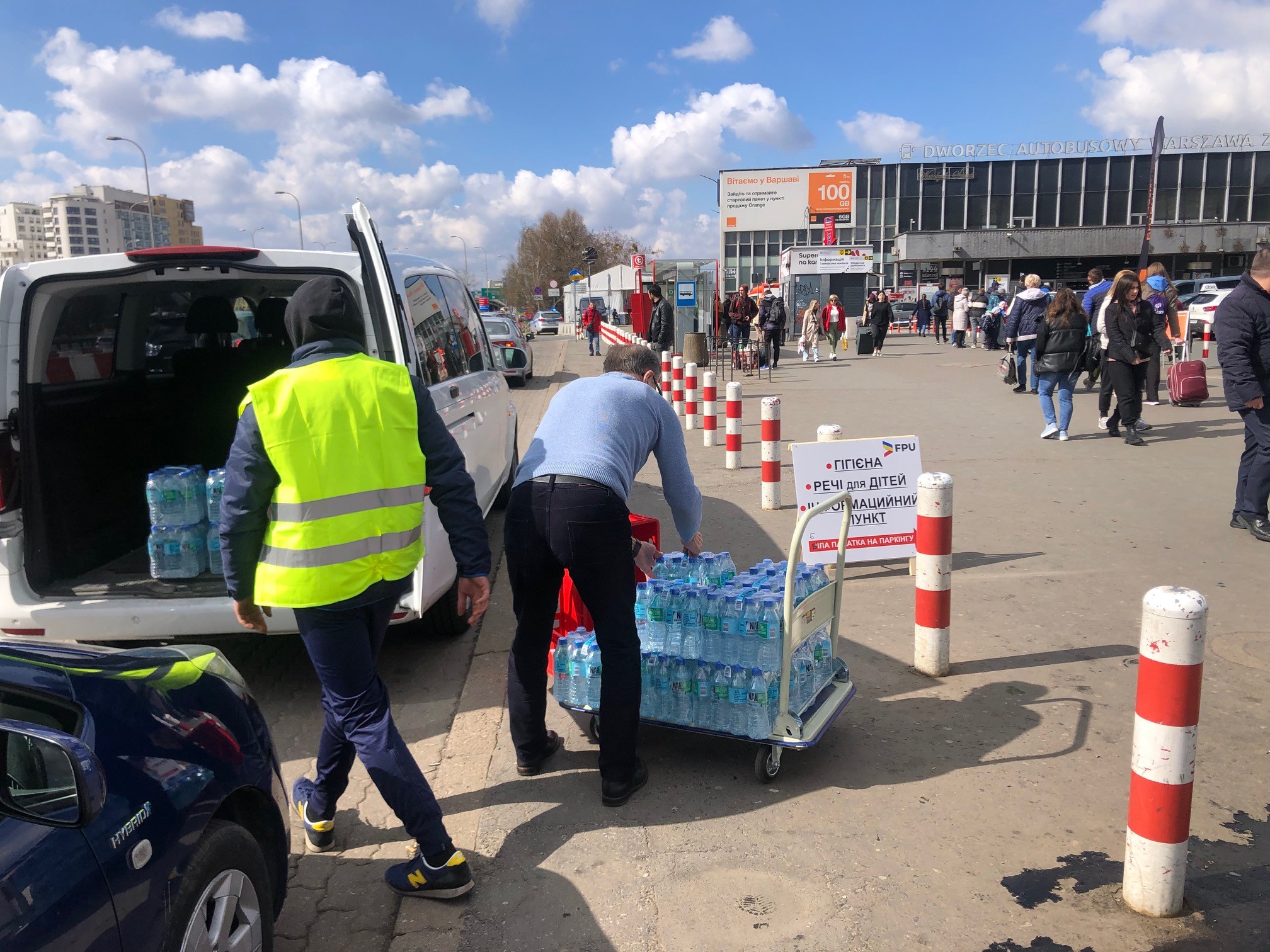 Przekazanie posiłków do punktu pomocy na Dworcu Zachodnim