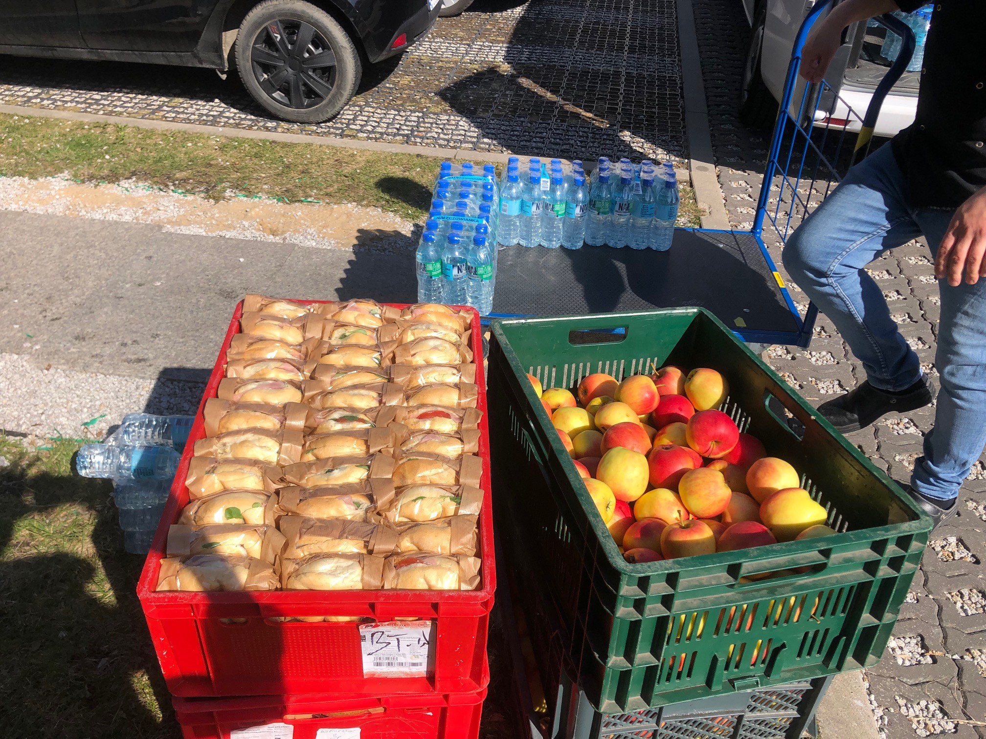 Delivery of meals to the aid station at the West Railway Station