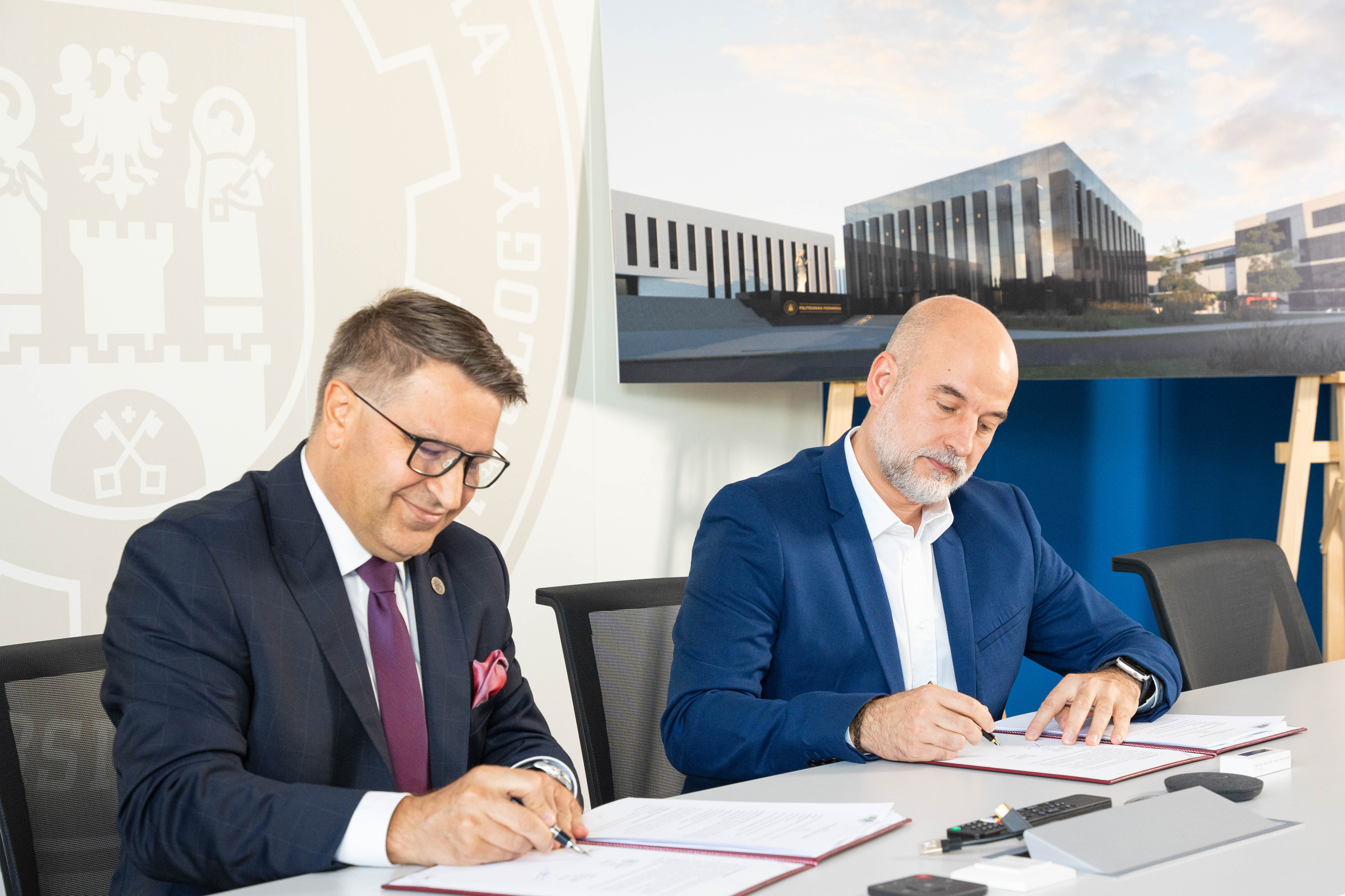Rector of Poznań University of Technology and Vice President of the Board of Mostostal Warszawa are signing the contract